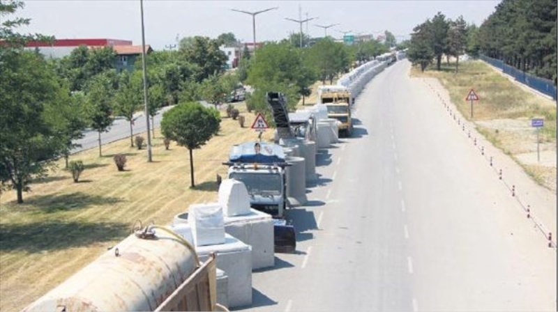 Tugayın önüne beton bloklu önlem