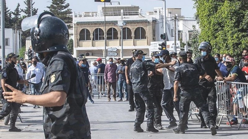 Tunus`ta sokaklar yangın yeri! Polis, darbe karşıtlarına müdahalede bulundu