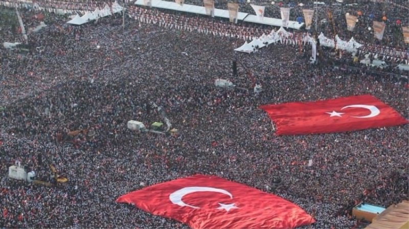 Türkiye darbeye karşı tek yürek