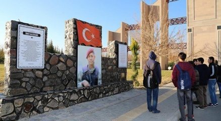 Üniversitenin girişine Ömer Halisdemir anıtı