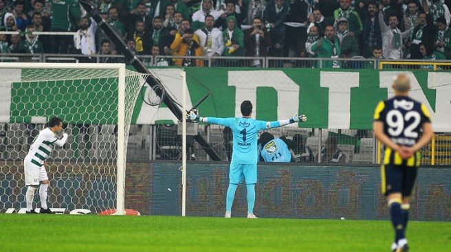 Volkan Demirel`den tribünlere şok hareket!