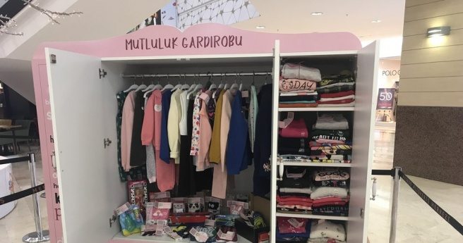 YARDIMA MUHTAÇ ÇOCUKLARIN YÜZÜNÜ GÜLDÜREN `MUTLU GARDROP`