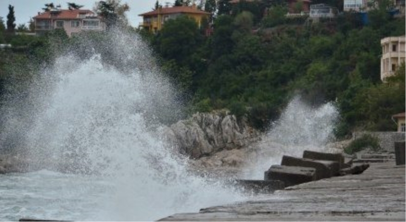 Zonguldak?ta dalga boyu 5 metreyi aştı